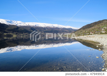 Voss平靜的湖邊風景在挪威小鎮 47949914