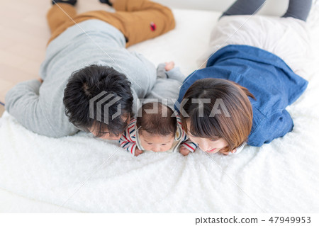 家庭照片躺下 47949953