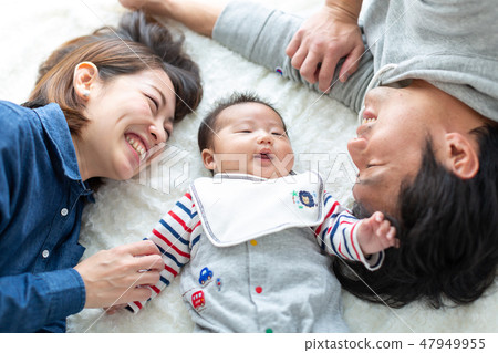 家庭照片睡覺姿勢 47949955