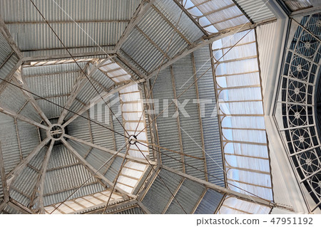 The metallic structue roof in the old historic hall of the San Telmo market, Buenos Aires, Argentina 47951192