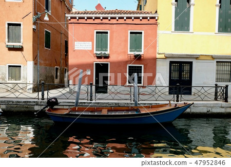 Beautiful boat, old house Venice, 47952846