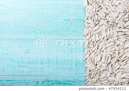 white sunflower seeds 47954212