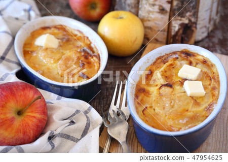 Apple clafoutis in two ceramic dish and apples Apple clafoutis in two ceramic dish and apples 47954625