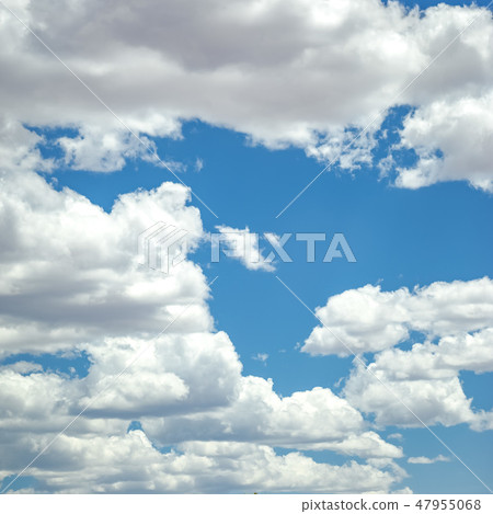 Puffy cumulus clouds on dazzling blue sky Puffy cumulus clouds on dazzling blue sky 47955068