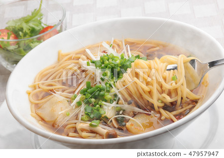 日本式湯意大利麵食用與蒸汽的蘑菇 47957947