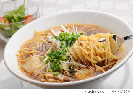 日本式湯意大利麵食用與蒸汽的蘑菇 47957949
