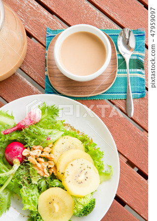 Latte & salad lunch Latte & salad lunch 47959097