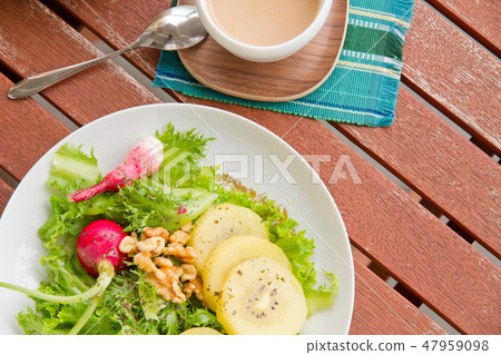 生菜盤和咖啡拿鐵 47959098