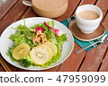 拿鐵和沙拉盤 47959099