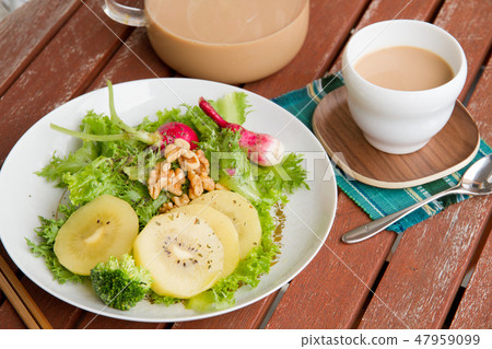 拿鐵和沙拉盤 47959099