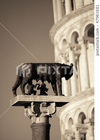 Leaning tower Capitoline wolf in Pisa Leaning tower Capitoline wolf in Pisa 47961681
