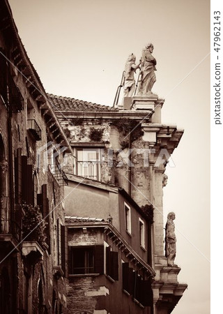 Roof statue Roof statue 47962143