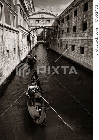 Bridge of Sighs and gondola 47962473