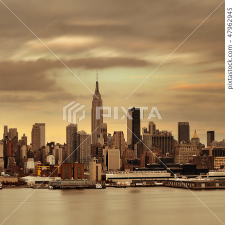 Manhattan midtown skyline at sunset 47962945
