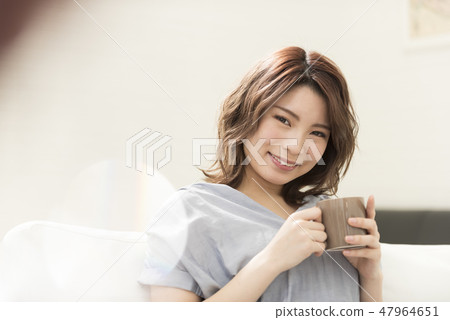 放鬆假日生活方式飲料的小姐 47964651