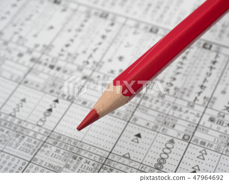 賽馬信息和紅色鉛筆 47964692