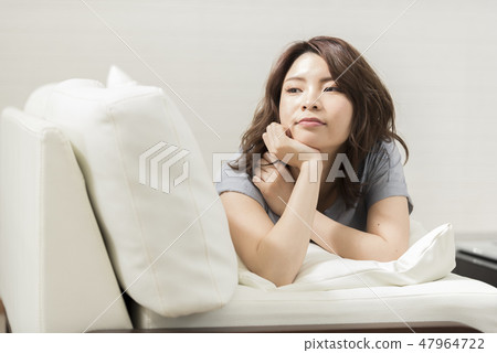 小姐沙發放鬆的面頰生活方式 47964722