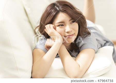 小姐沙發放鬆的面頰生活方式 小姐沙發放鬆的面頰生活方式 47964738