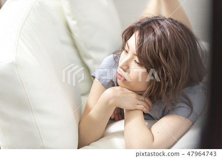 小姐沙發放鬆的面頰生活方式 小姐沙發放鬆的面頰生活方式 47964743