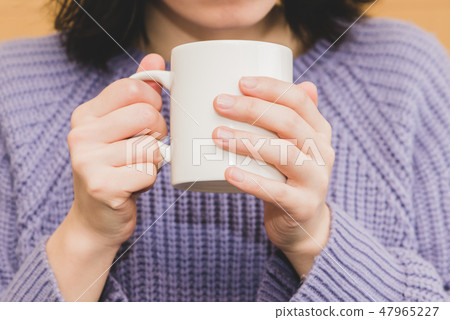 一個女人用一大杯 47965227