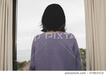 看通過窗口的婦女 47965419