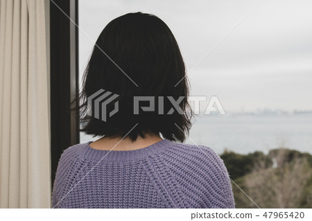 看通過窗口的婦女 47965420