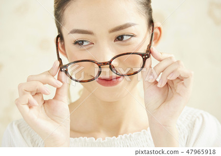 女性的面部表情 女性的面部表情 47965918