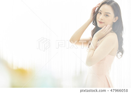 Woman dress up 47966058