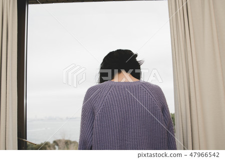 婦女落在窗邊 47966542