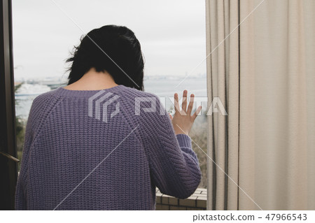 婦女落在窗邊 47966543