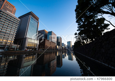在東京丸之內巴巴護城河的日比谷街道在冬天晚上2019.02 a-1 47966800