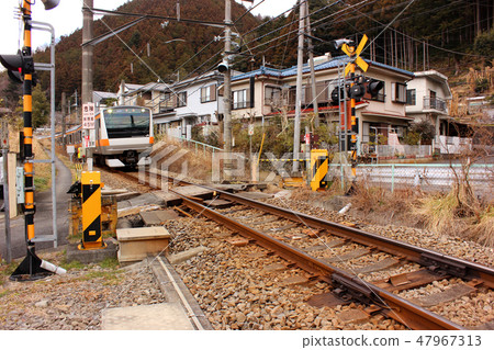 上火車穿過Hinatawada和Ishigami之間的鐵路道口（1） 47967313