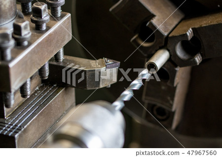 用車床鑽孔 47967560