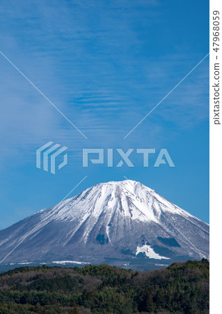 小山的雪域景觀 小山的雪域景觀 47968059