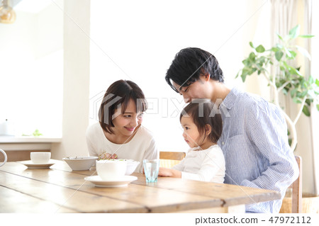 父母和孩子吃飯 47972112