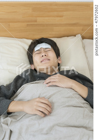 睡著的男孩流感冷的流行性感冒初中生高中生 47972602