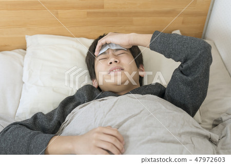睡著的男孩流感冷的流行性感冒初中生高中生 47972603