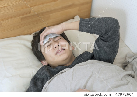 睡著的男孩流感冷的流行性感冒初中生高中生 47972604