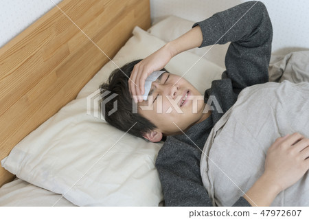 睡著的男孩流感冷的流行性感冒初中生高中生 47972607