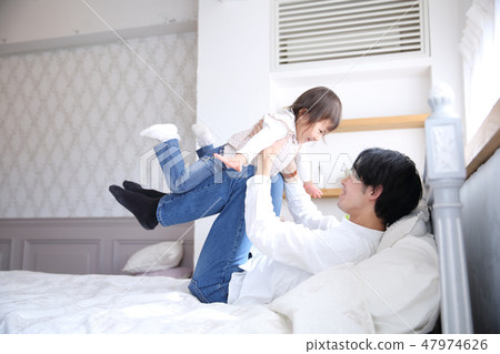 Dad playing with children 47974626