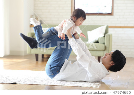 Dad playing with children 47974690