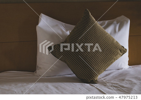 bedroom  47975213