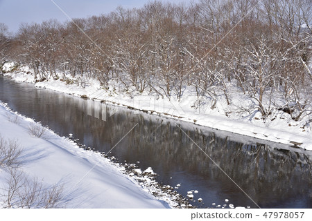 在北海道的Yakumocho Miakabe的出海口附近的射擊風景在冬天 47978057