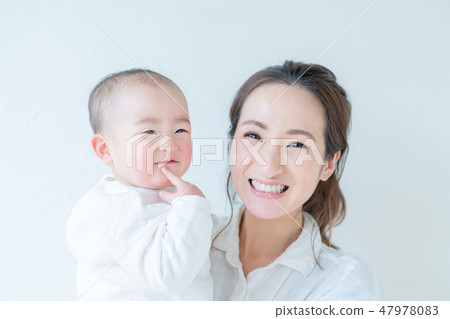 Mom and baby 47978083
