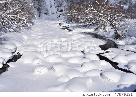 In the winter Hokkaido Yakumo Town Yaguma Toge Pass Under the rocks of the river bed of the Makubabe River a heavy snow was piled up and taken a scenery of Mokomoko 47979151