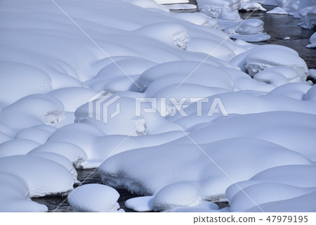 在冬天北海道八雲町Yaguma Toge Pass在Makubabe河的河床的岩石下,積雪堆積起來,拍攝了Mokomoko的風景 在冬天北海道八雲町Yaguma Toge Pass在Makubabe河的河床的岩石下,積雪堆積起來,拍攝了Mokomoko的風景 47979195