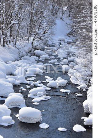 在冬天北海道八雲町Yaguma Toge Pass在Makubabe河的河床的岩石下,積雪堆積起來,拍攝了Mokomoko的風景 在冬天北海道八雲町Yaguma Toge Pass在Makubabe河的河床的岩石下,積雪堆積起來,拍攝了Mokomoko的風景 47979196