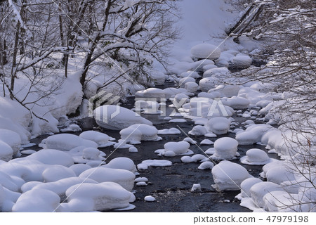 在冬天北海道八雲町Yaguma Toge Pass在Makubabe河的河床的岩石下,積雪堆積起來,拍攝了Mokomoko的風景 在冬天北海道八雲町Yaguma Toge Pass在Makubabe河的河床的岩石下,積雪堆積起來,拍攝了Mokomoko的風景 47979198
