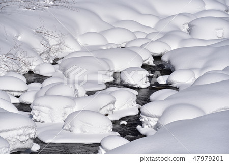 在冬天北海道八雲町Yaguma Toge Pass在Makubabe河的河床的岩石下，積雪堆積起來，拍攝了Mokomoko的風景 47979201