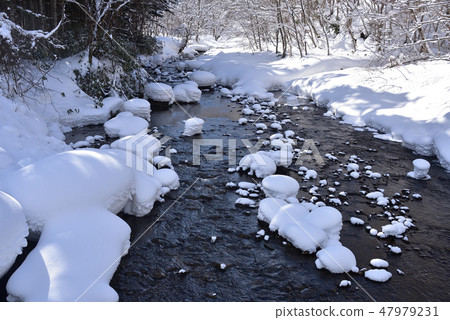 在冬天北海道八雲町Yaguma Toge Pass在Makubabe河的河床的岩石下，積雪堆積起來，拍攝了Mokomoko的風景 47979231